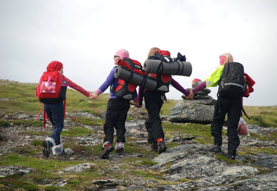 På tur i Barnas Narturverden,etter overnatting på sælehuset "Ramsjøhytta "..Masse multer,se Oda til høyre som har tungt lass,bading i fjellvann ( Stavåtjønnin ) ca 1 time etter dette bilde. Barn og voksne hadde 2 fantastiske dager i fjellet ! På bildet:
Oda Opøien,11 år,Sigrid Opøien ,8 år begge fra Hommelvik.
Maia Ottersland Andresen, 10 år og Caroline Ottersland Andresen, 8 år  disse på besøk fra Arendal. [kjellolavop@gmail.com, 90750752]