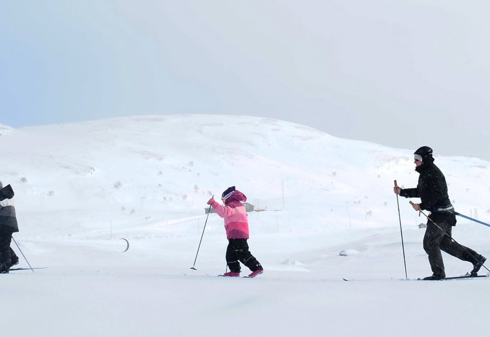 Familie på skitur i finvær