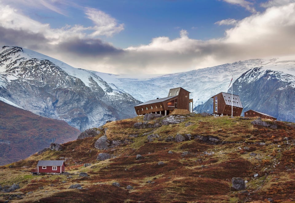 Bilder av moderne turisthytte med bre og fjell på alle kanter