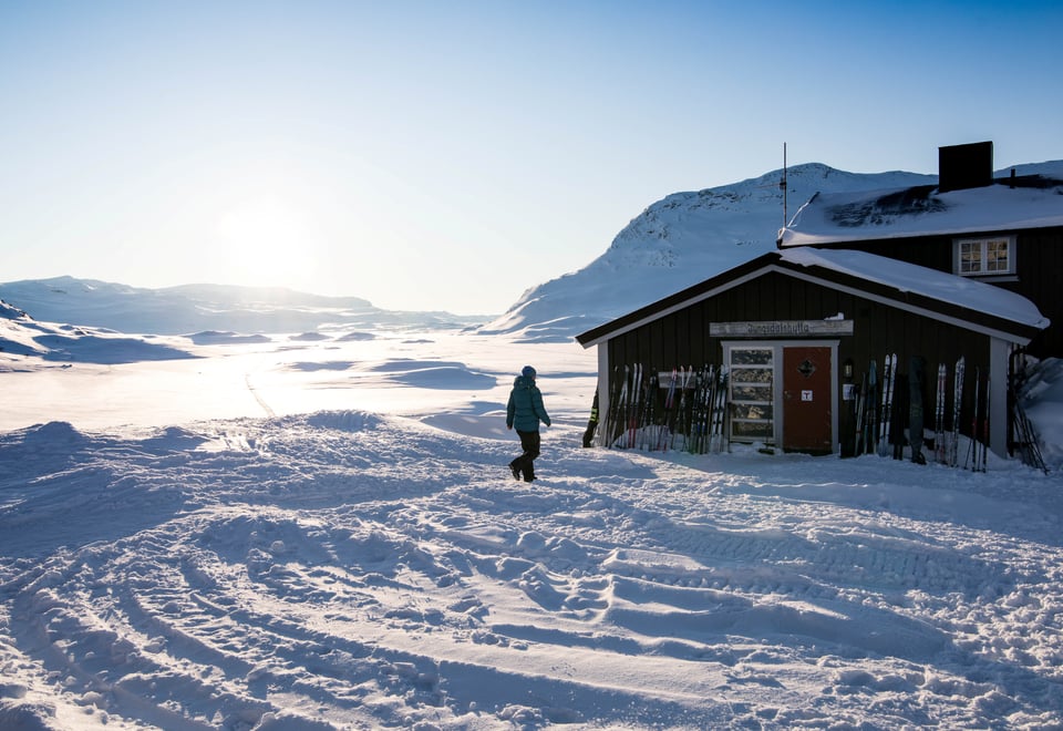 Person som går i snøen mot inngangen til Iungsdalshytta