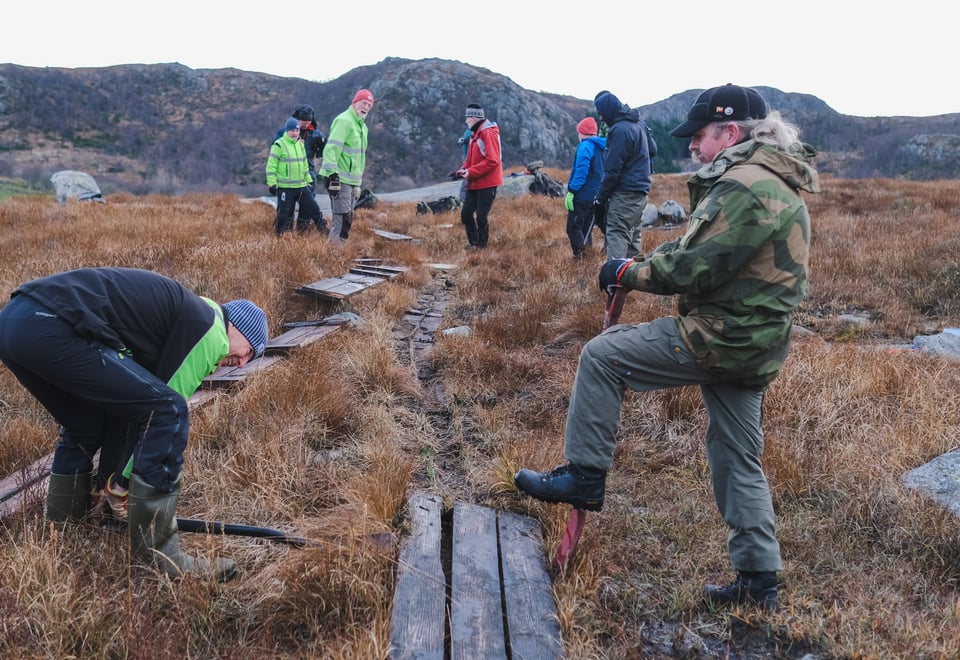 Bilder fra stidugnad med dugnadsgjeng fra Sandnes turlag. Fra stien mellom Gramstad og Dalsnuten.