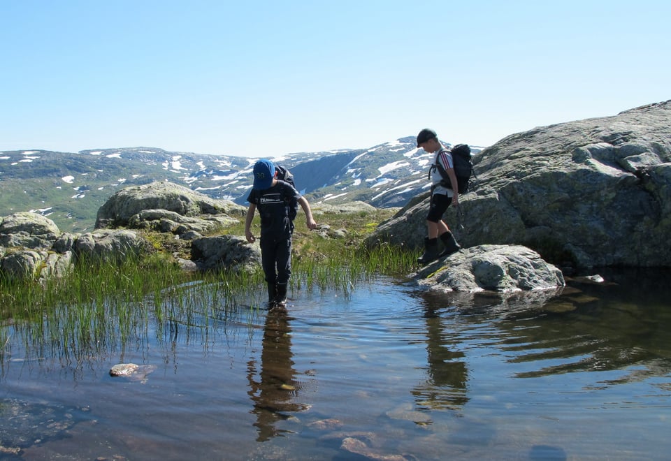 På veg mot Solrenningen turisthytte over Blåfjellet og Blådalen, sommer, barn, fjellvatn