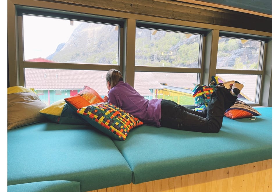 Returen redesign prosjekt. Gamle fallskjermer brukt til å lage putetrekk til Stavanger Turistforenings Lysebotn turisthytte.