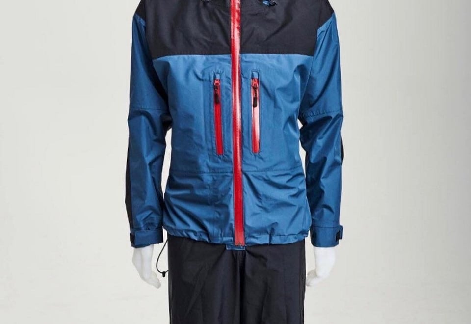 Bilde av en blå skalljakke og svart skallbukse.