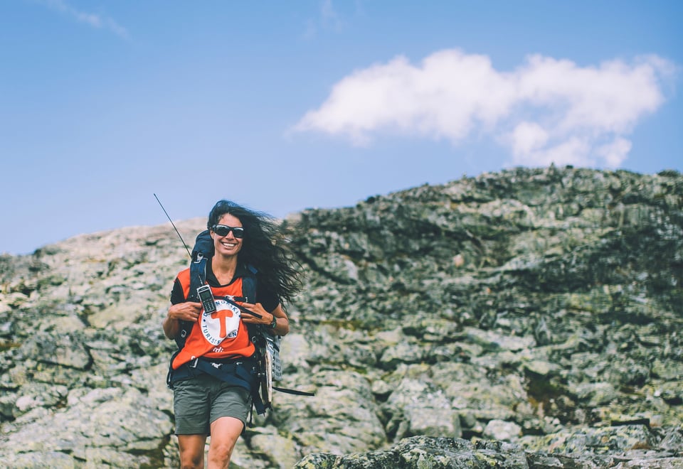 Andre uken av minutt for minutt gikk fem dager gjennom Jotunheimen. Frivilligkoordinator Maria Bratteli på vei ned fra Fannaråken under Monsen minutt for minutt. 