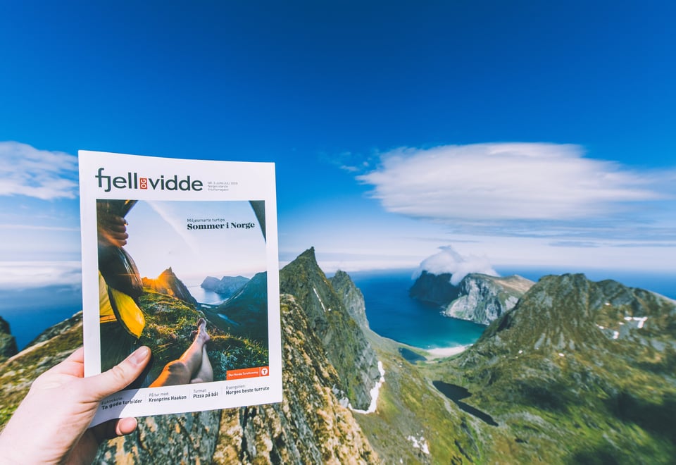 Redaktør Trygve Sunde Kolderup tok med seg Fjell og Vidde til topp på Kitinden i Lofoten. Kvalvika og Ryten ligger til høyre i bildet.