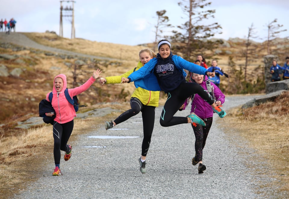 OPPTUR 4. mai 2016. Ca 3200 8-klassinger gikk den 10 kilometer lange løypen fra Marken til Sandviksfjellet, Rundemanen, Fløyen og tilbake til Marken. Fint vær og knallgod stemning!