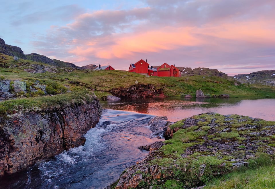 Stranddalen turisthytte i nydelig solnedgang!