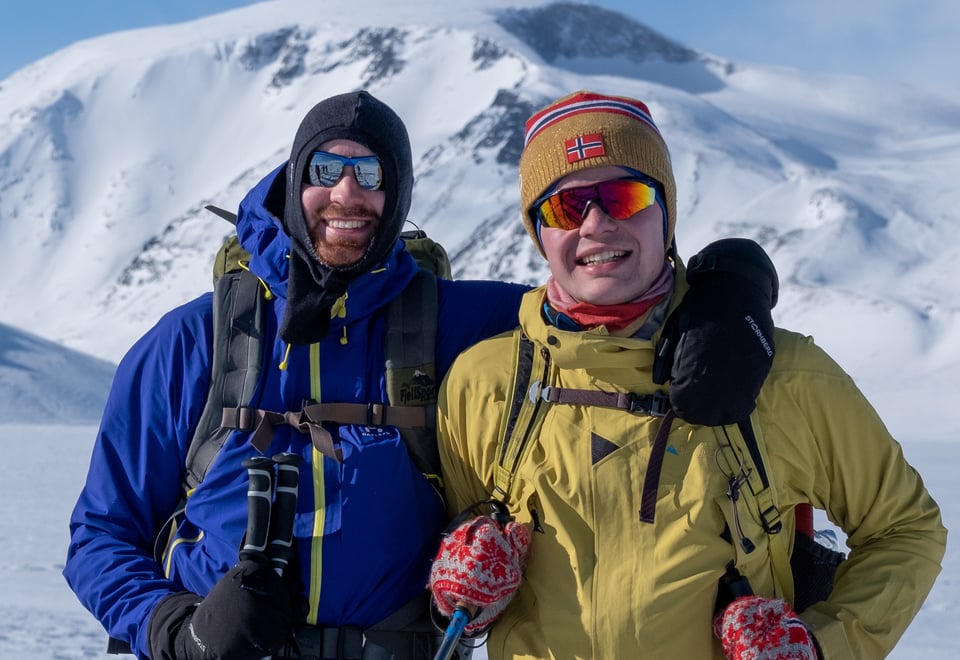 To personer i vinterklær som smiler til kamera.