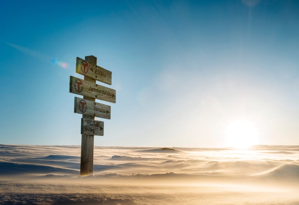 En treskilt som står i vinterfjellet