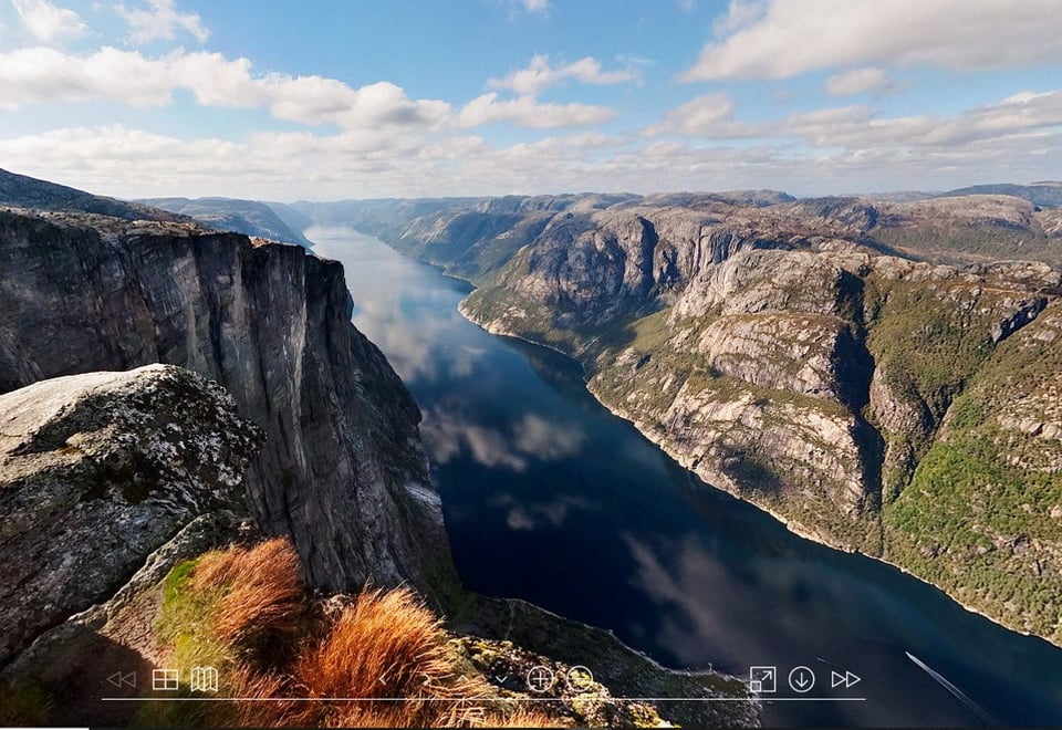 Utsikt fra et fjell mot en lang fjord