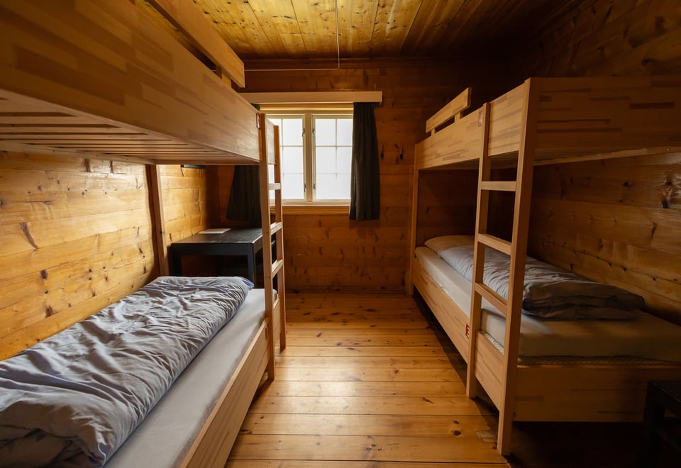 Lite rom med to køyesenger i treverk