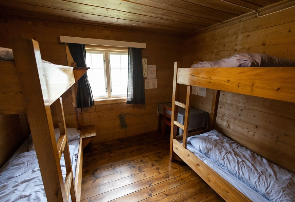 Soverom på hytte med furuvegger og to etasjesenger