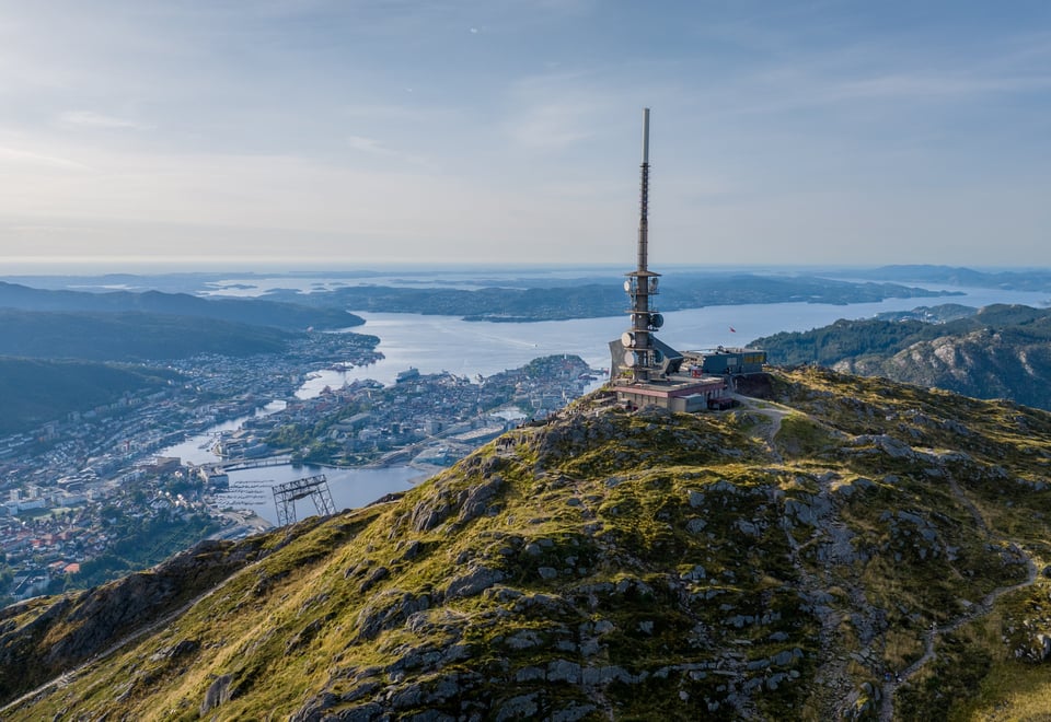 Fjell med stor mast på toppen.