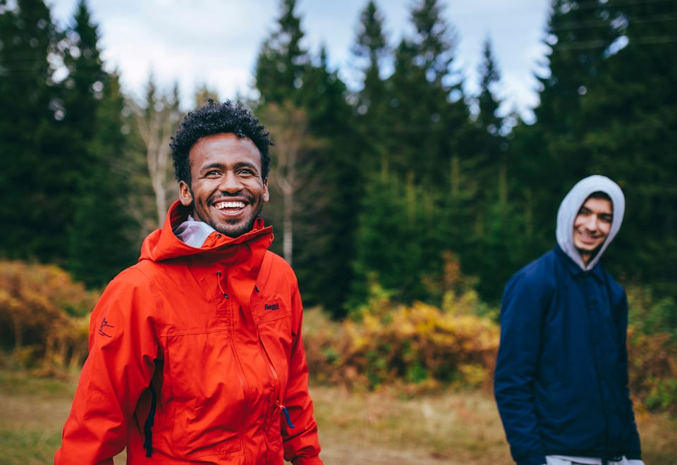 To smilende menn går tur i skogen