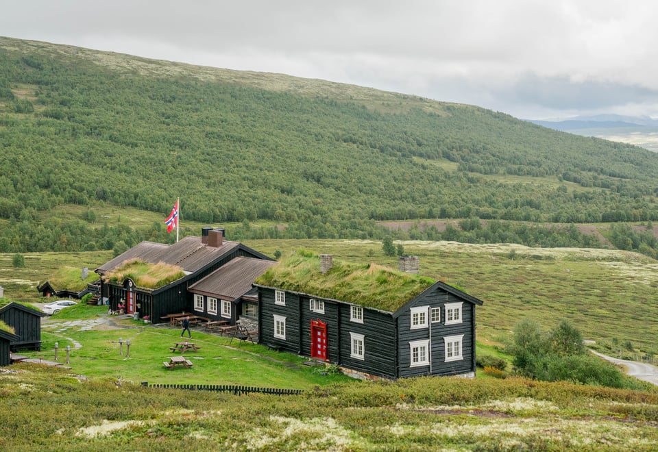 Grimsdalshytta har storslått utsikt over Grimsdalen og mot Rondane.