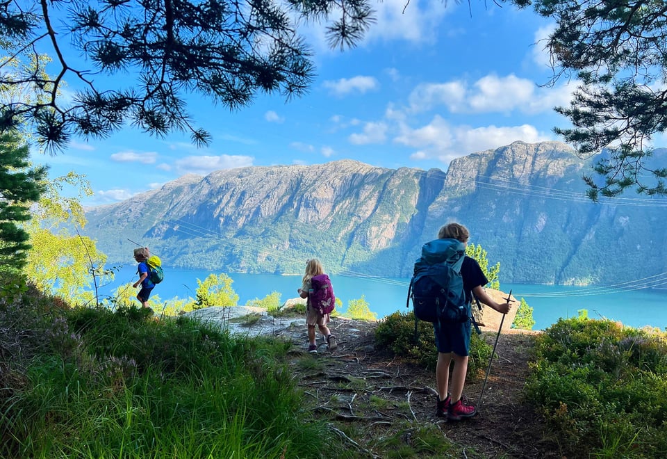 Familien Jaarvik Reiestad er på sommerferie på Bakken gard.