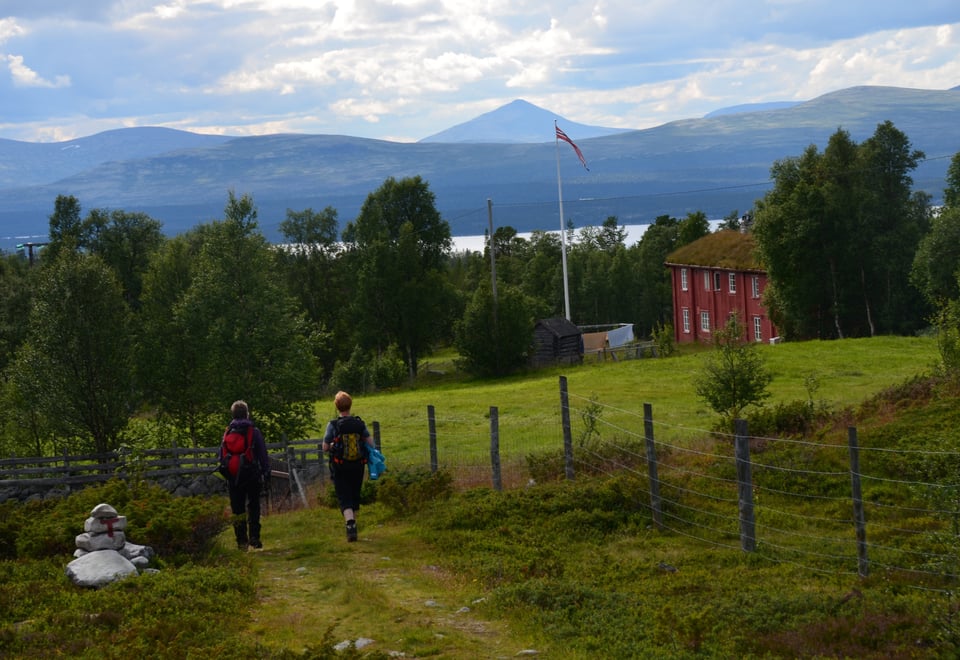 To personer på vei mot Svukuriset i Femundsmarka.