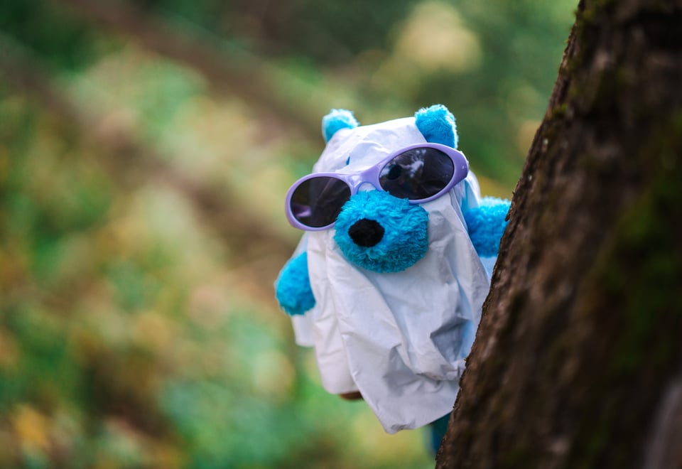 En blå bamse med solbriller