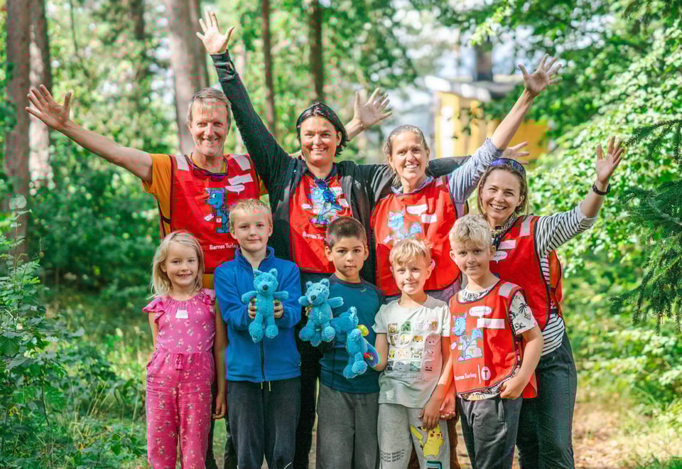 Frivillige fra Barnas turlag og barn som er klare for Kom deg ut-dagen!