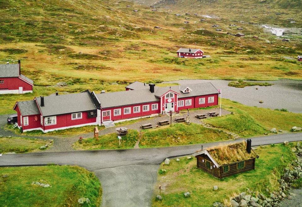 Dronebilde av en rødmalt hytte