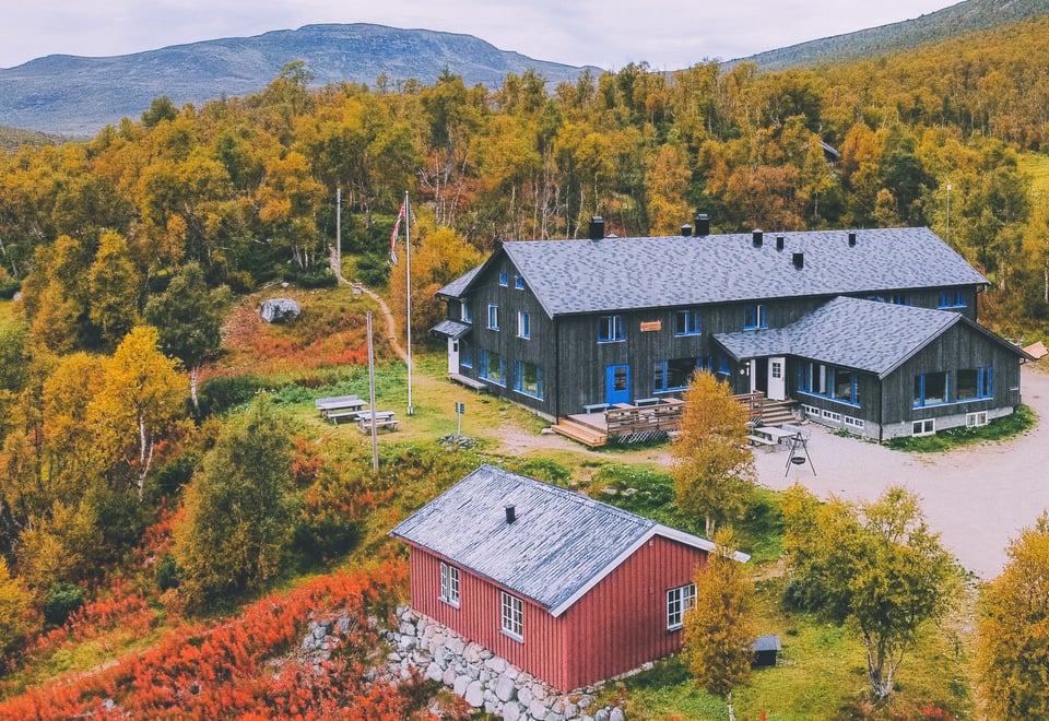 Mogen Turisthytte i ny drakt, høsten 2024.