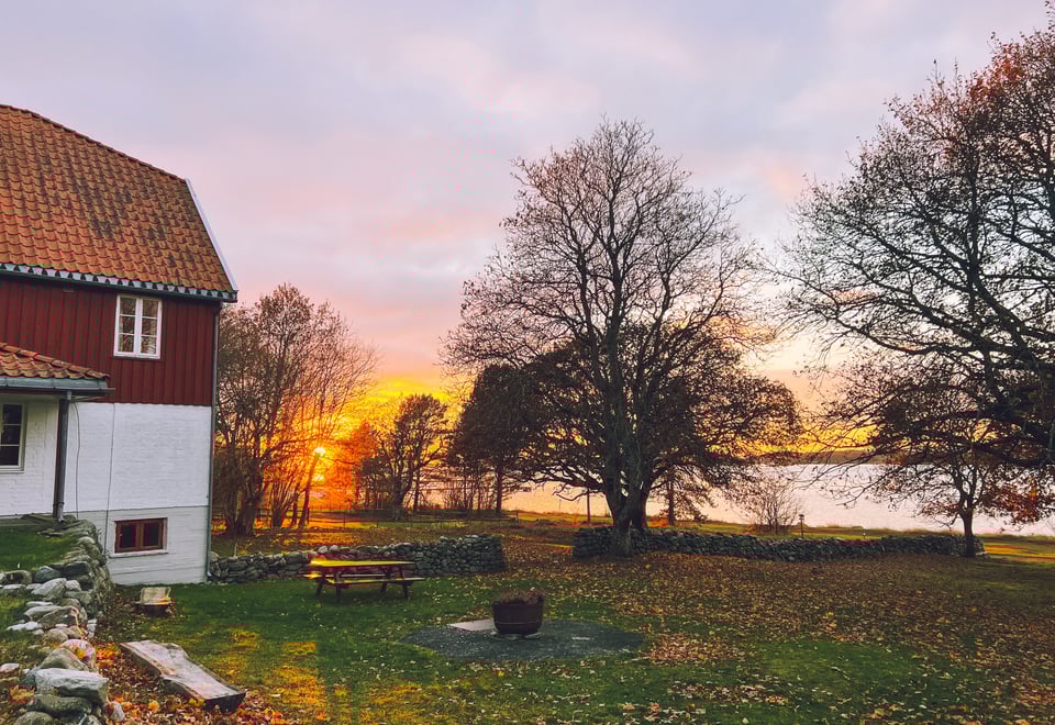 En rødmalt hytte i solnedgang