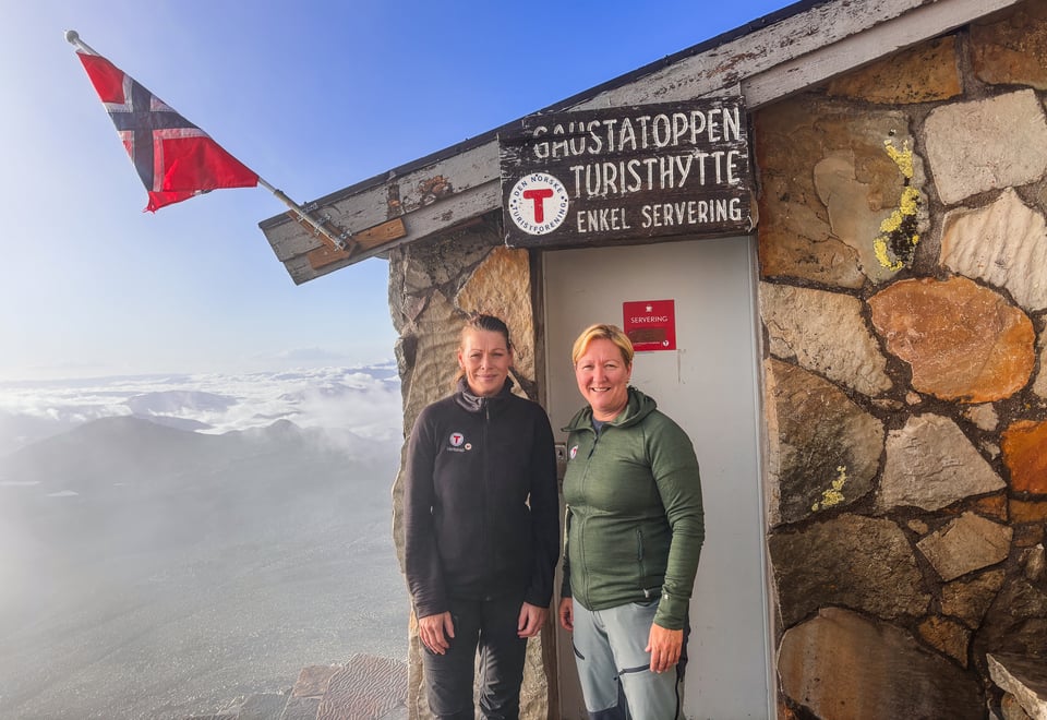 Tina Brorsen og Mariann Eriksen på Gaustatoppen Turisthytte