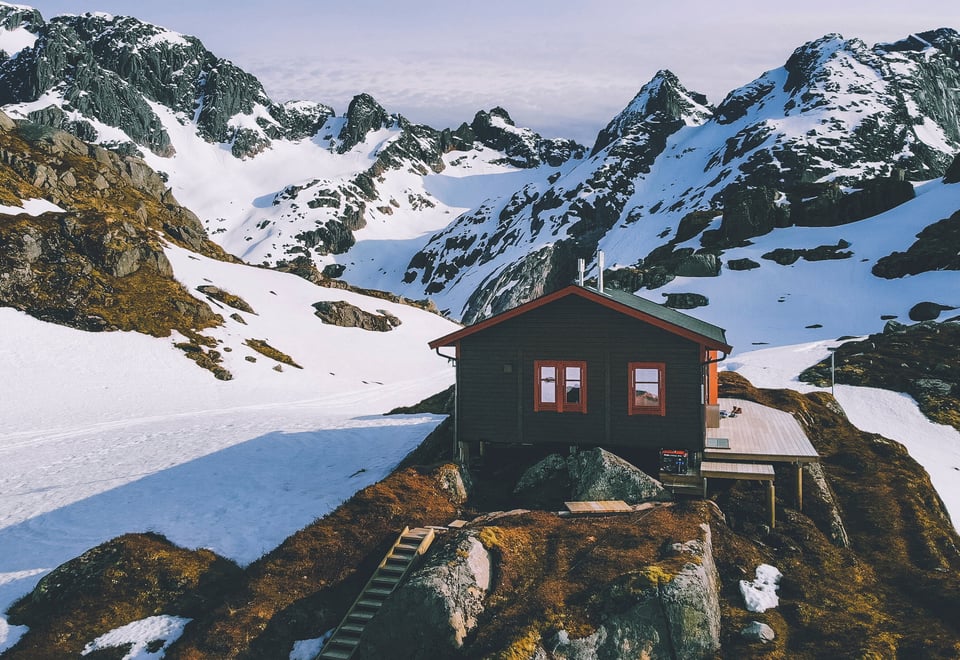 Nydelige Trollfjordhytta ligger på grensen mellom Vesterålen og Lofoten. Turen opp til hytta går fra Austpollen innerst i Trollfjorden.
