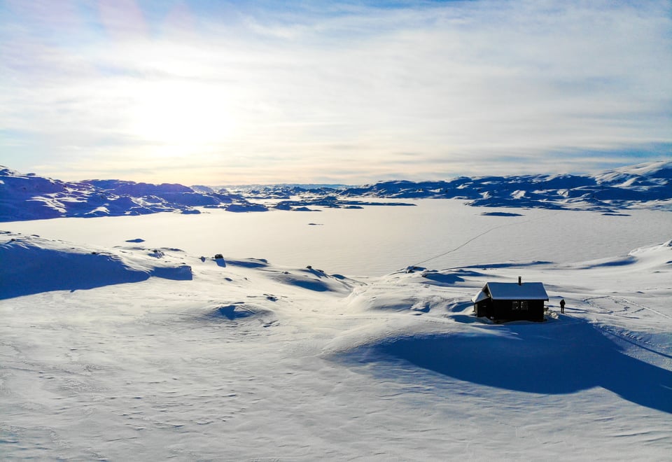 Dronebilder Holmavatnhytta i Ryfylkeheiene. Vinter. Snø og sol. 