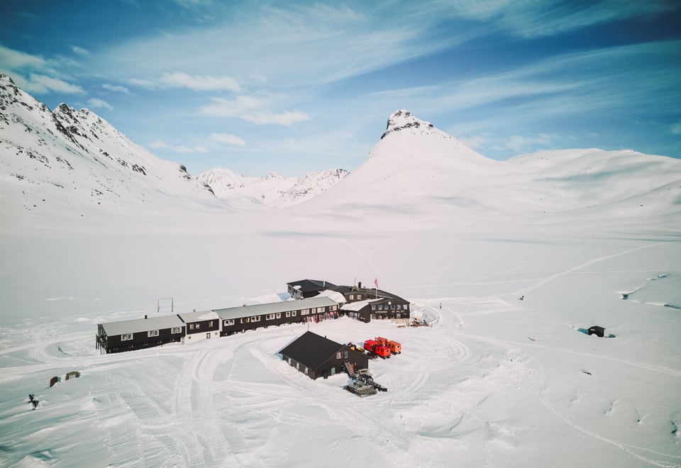 En hytte i et snødekt landskap