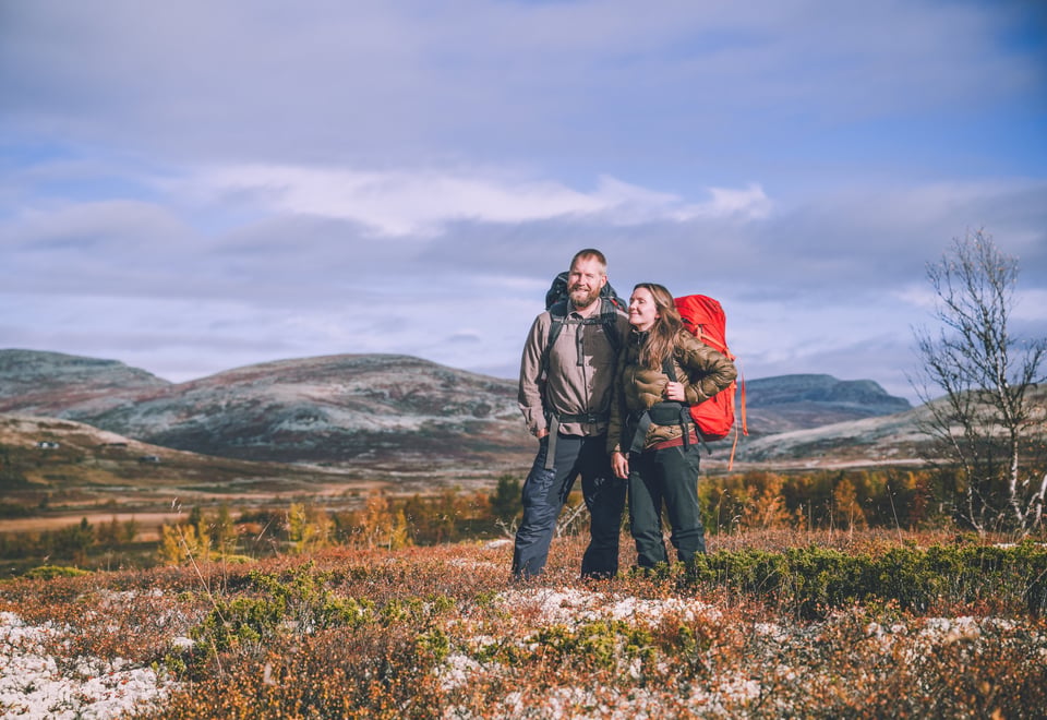 Mann og dame på fjelltur 