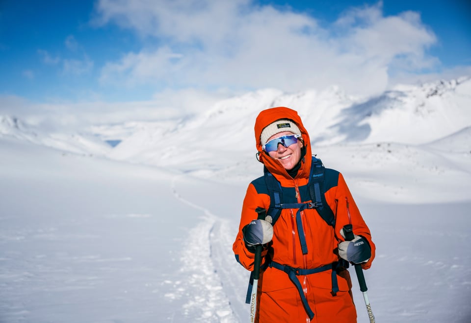 Dame går på ski i vinterlandskap