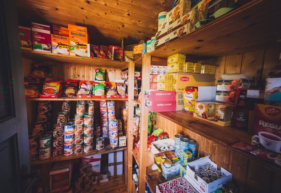 Et stort utvalg matvarer i et proviantlager på en dnt-hytte.