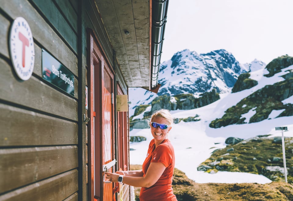 Nydelige Trollfjordhytta ligger på grensen mellom Vesterålen og Lofoten. Turen opp til hytta går fra Austpollen innerst i Trollfjorden.