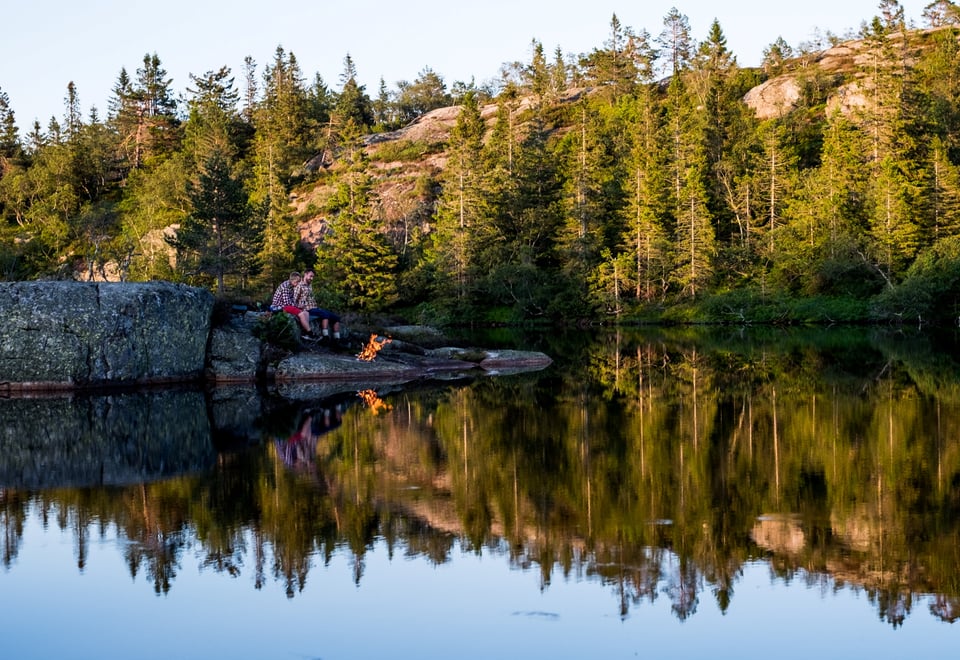 Telttur i Austheiene, ved Skarsvassbu i Åmli. Bål, telt, blikkstille vann. Skog, utsikt.