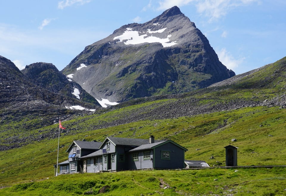 Patchellhytta sommer med Slogen i bakgrunn.