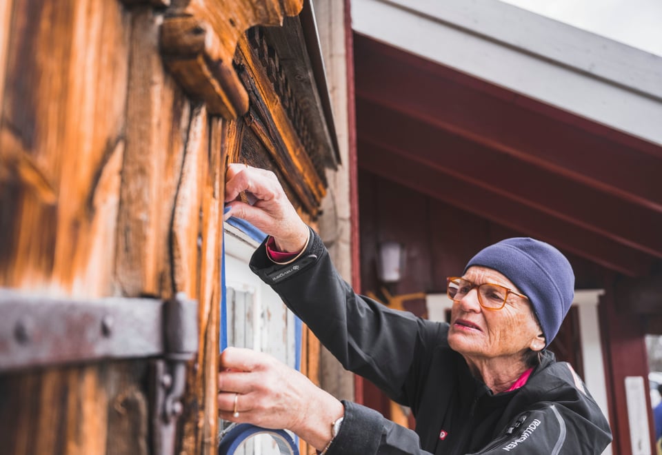 Dugnad på Gjevilvasshytta. Skifting av tak og utskiftning av vinduer. 