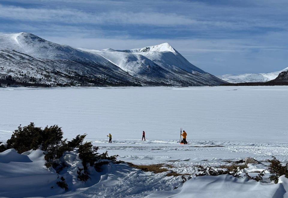 Skiløpere på Gjevilvatnet i påska 2026