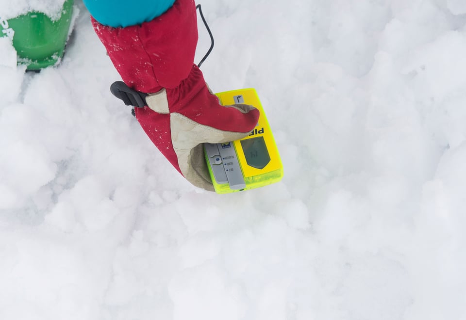 Reportasjebilder fra fellestur med DNT ung Oslo i april 2015. Toppturer på Smørstabbremassivet. Reportasjen trykkes i UT nr 2, 2015.  Teltcamp ved parkeringsplassen i Leirdalen, Jotunheimen.
