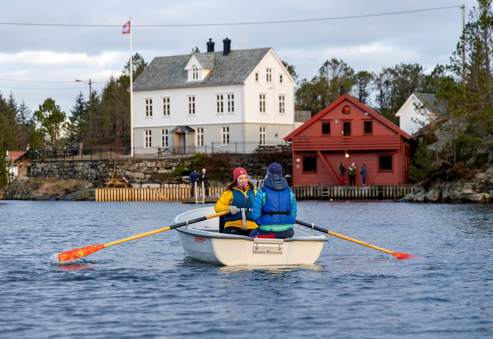 To damer ror mot en hytte.