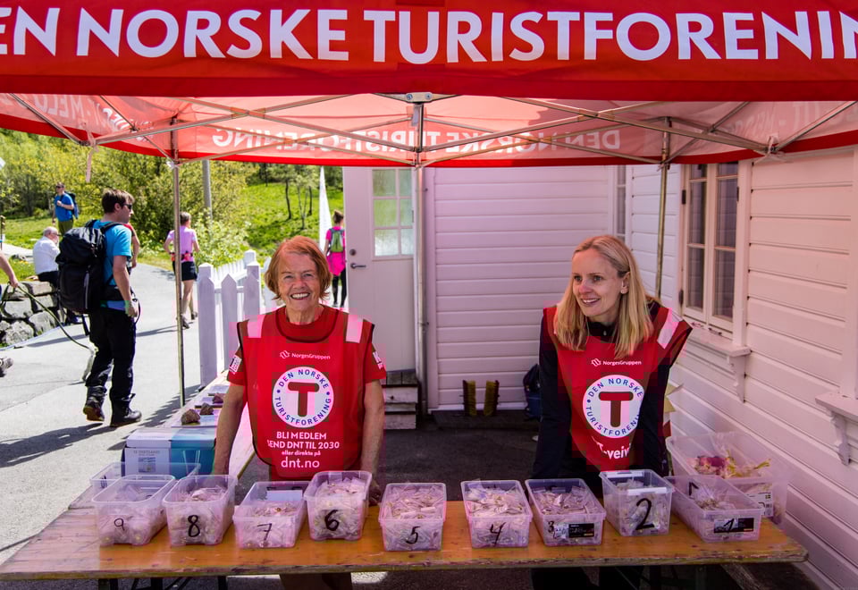 Bilder fra 7-nutsturen 2022, fra Dale til Gramstad over sju topper. Frivillig, dugnad, pins.