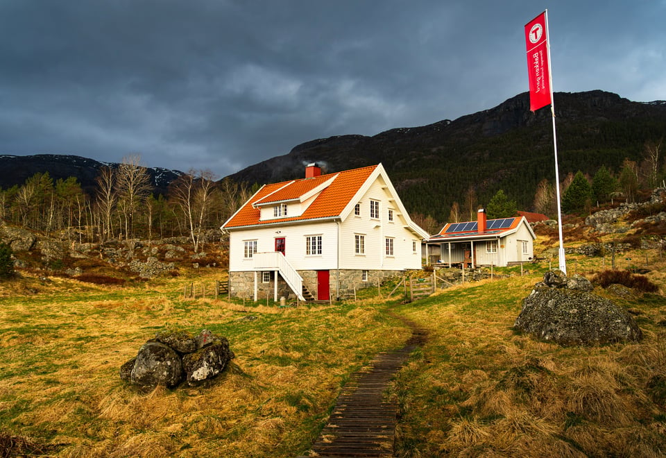Ung på tur i DNT Stavanger og omegn på vårdugnad på Bakken gard i Lysefjorden.