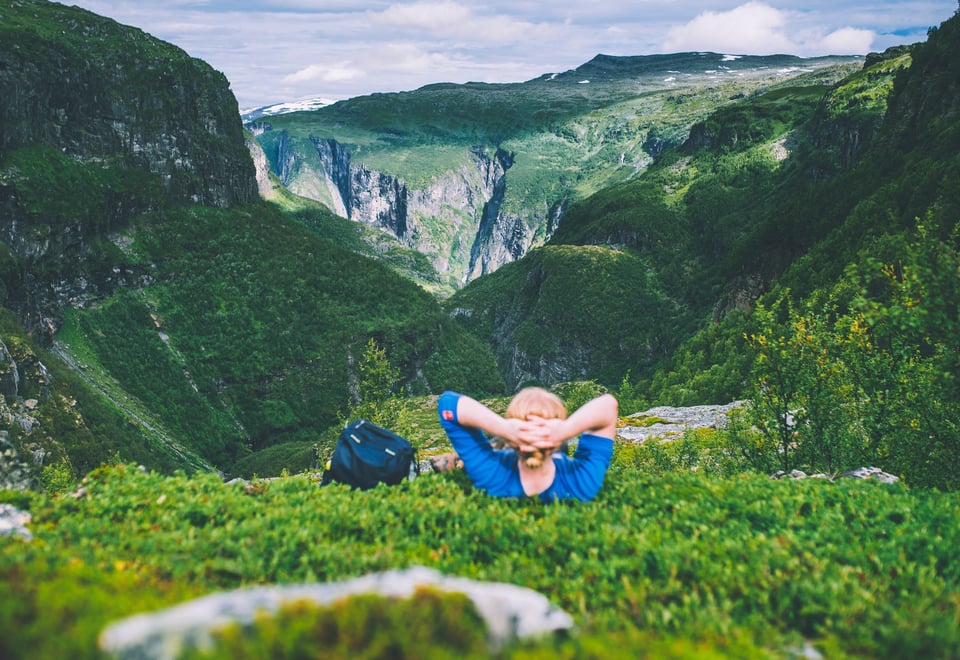 Person som ligger i natur  i Aurlandsdalen.