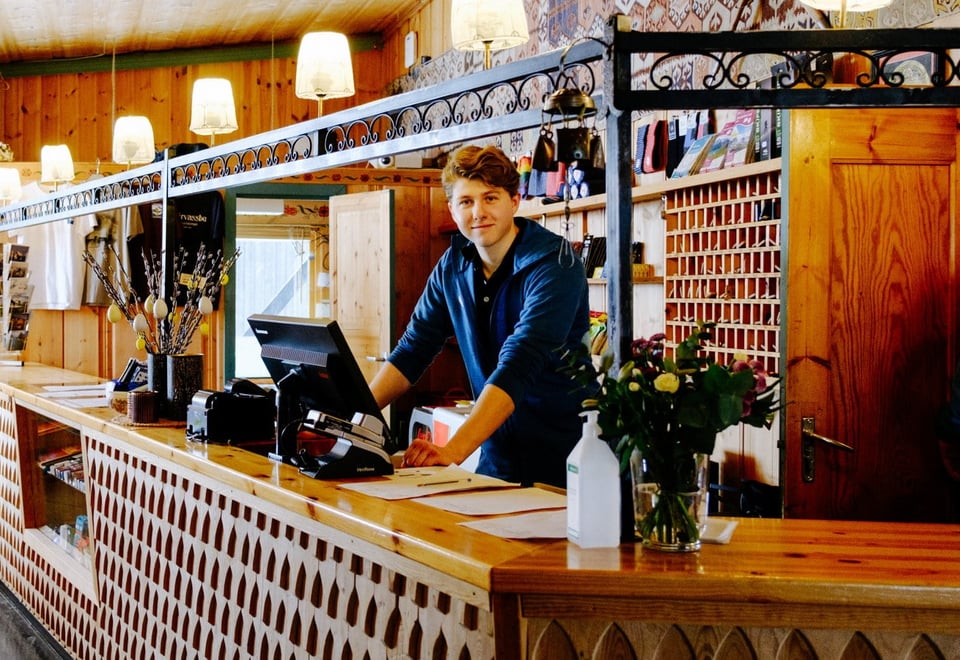 En person står i en resepsjon på en fjellhytte