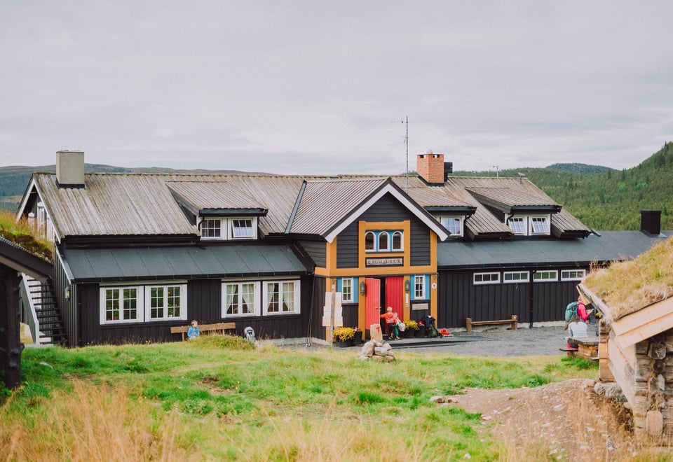 En mørkebrun trehytte 