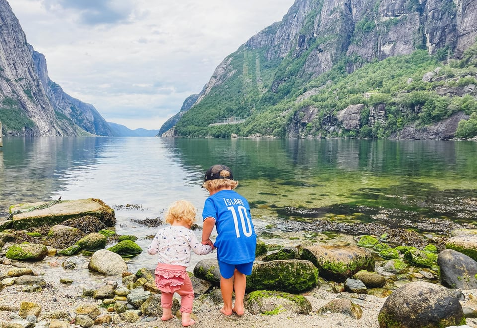 Familietur til Lysefjorden turisthytte i Lysebotn.