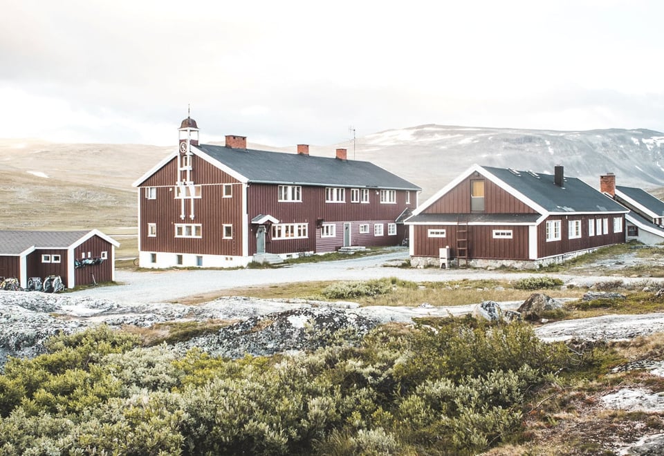 Glitterheim

En hytte på Omveien - den nye langruta fra Lillehammer i øst til Sognefjorden i vest, en rute hvor man krysser Fjell-Norge på tvers og får oppleve det mest spektakulære landet har å by på.