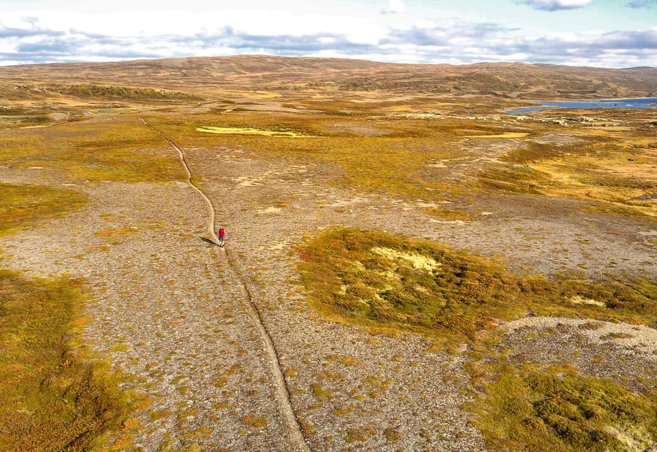 Dronefoto langs ruta mellom Bjørneggen og Schulzhytta i Sylan.