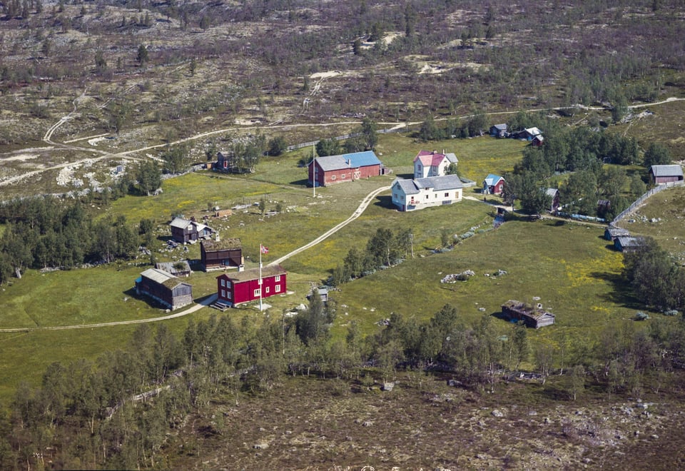 Widerøe Flyveselskaps flyfoto fra Engerdal kommune : Svukuriset, Elgå. Bildet er fra 1965.